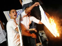 Manifestantes egipcios queman una bandera israeli. EFE  /