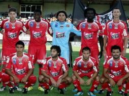 Guillermo Ochoa se ha ganado buenas críticas por parte de la afición gala. ESPECIAL  /