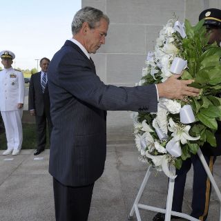 Bush participa en homenaje en el Pentágono