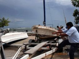 Ante la llegada de Nate, pescadores ponen embarcaciones a resguardo hoy, en Veracruz. EFE  /
