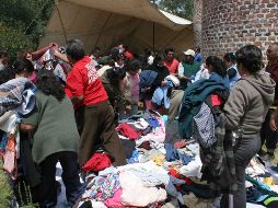 Personas damnificadas reciben prendas de vestir y cobijas. NOTIMEX  /