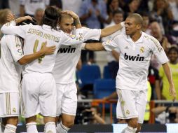 Karim Benzema (2D) celebra con sus compañeros, Sergio Ramos (2I) y Képler Laveran Pepe (D). EFE  /