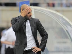 Josep Guardiola observa el juego del Barcelona ante la Realos Sociedad. AP  /