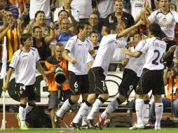 Los jugadores del Valencia celebran su triunfo en el campo de Mestalla. REUTERS  /