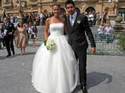 La novia lució un vestido amplio en color blanco, con un escote que dejó al descubierto sus hombros. @MARIPOSA DONOSTI  /