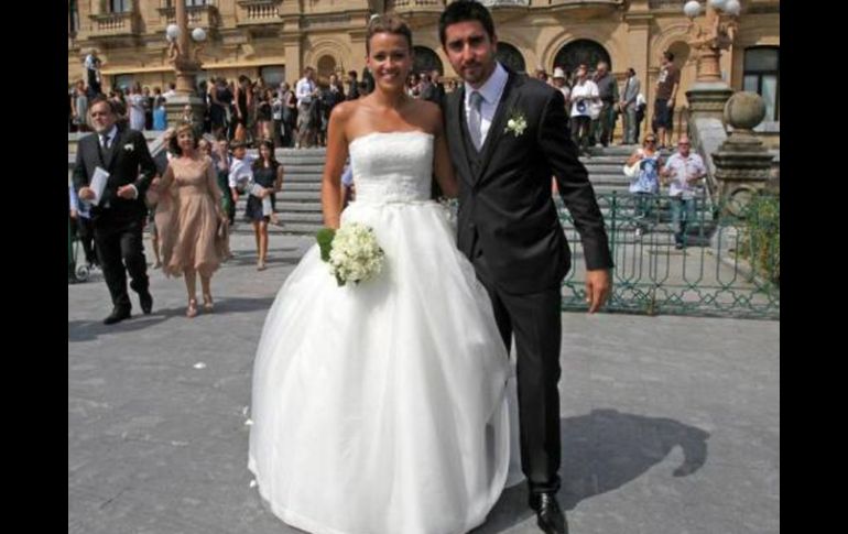 La novia lució un vestido amplio en color blanco, con un escote que dejó al descubierto sus hombros. @MARIPOSA DONOSTI  /