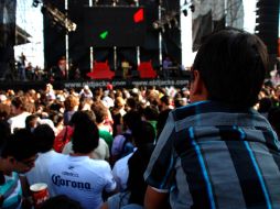 El jugador del Bayern Munich Mario Gomez (C) celebra con sus compañeros Franck Ribery (I) y Thomas Müller. EFE  /
