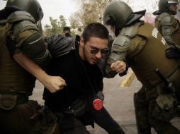 La policía detiene a un estudiante chileno. EFE  /