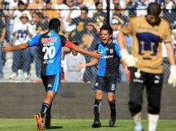 Carlos Bueno de Gallos festeja el marcador a su favor en su encuentro contra Pumas. MEXSPORT  /