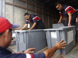 Trabajadores transportan el material electoral que se usará mañana. AP  /