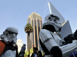 Las personas que lograron ver el particular desfile no dejaron de tomar fotografías. EFE  /