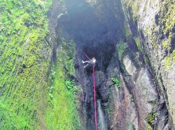 Desciende con cuerdas hasta 20 metros de profundidad. EL UNIVERSAL  /