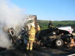 Dos vehículos incendiados y colisionados de manera frontal a la altura del kilómetro 74 de la autopista Guadalajara-Colima. ESPECIAL.  /