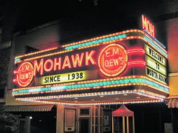 Cambridge. Cerca de la zona los jóvenes venden sus diseños. EL UNIVERSAL  /