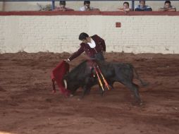 El torero Carlos Vidal lidia a su ejemplar por la diestra. E. FLORES  /