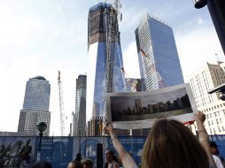 Una vecina de Nueva York compara el aspecto actual de la Zona Cero con una fotografía que tomó el día previo a los atentados. REUTERS  /
