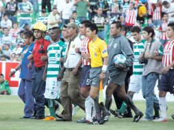 Jugadores de los dos equipos, árbitros y elementos de seguridad salieron al campo del brazo como muestra de paz. MEXSPORT  /