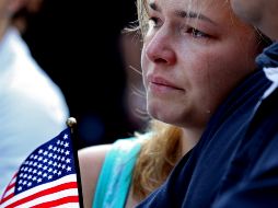 Familiar de una de las víctimas llora durante el minuto de silencio en la 'Zona Cero'. AP  /