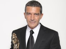 Banderas recogió el premio al mejor actor por su trabajo en la película de Woody Allen 'You Will Meet A Tall Dark Stranger'. AFP  /