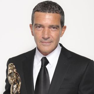Antonio Banderas y Jessica Alba triunfan en los premios latinos Alma