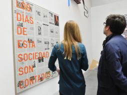 Asistentes observan la obra 'Los días de esta sociedad son contados' del argentino Rirkrit Tiravanija. EFE  /
