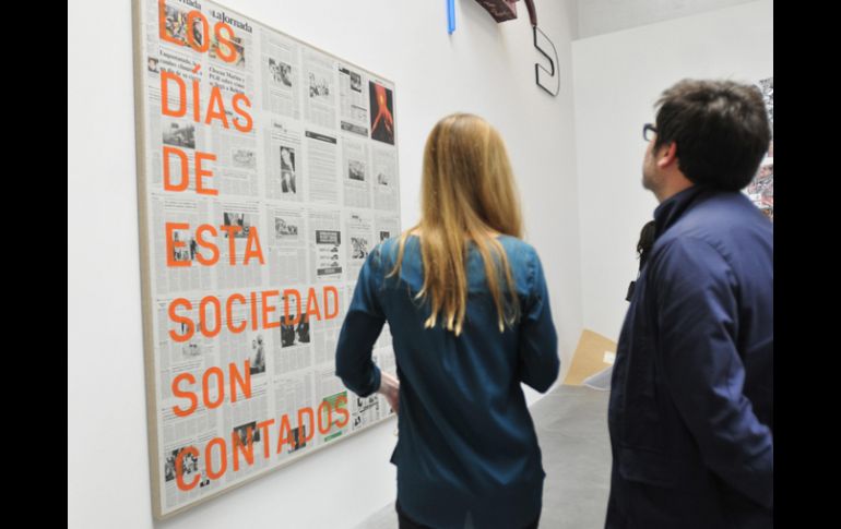 Asistentes observan la obra 'Los días de esta sociedad son contados' del argentino Rirkrit Tiravanija. EFE  /