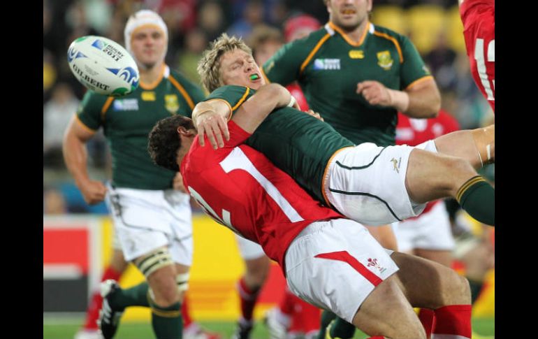Jean de Villiers ( Sudáfrica ) es derribado por Jamie Roberts (Gales) en el Mundial de Rugby 2011. AFP  /