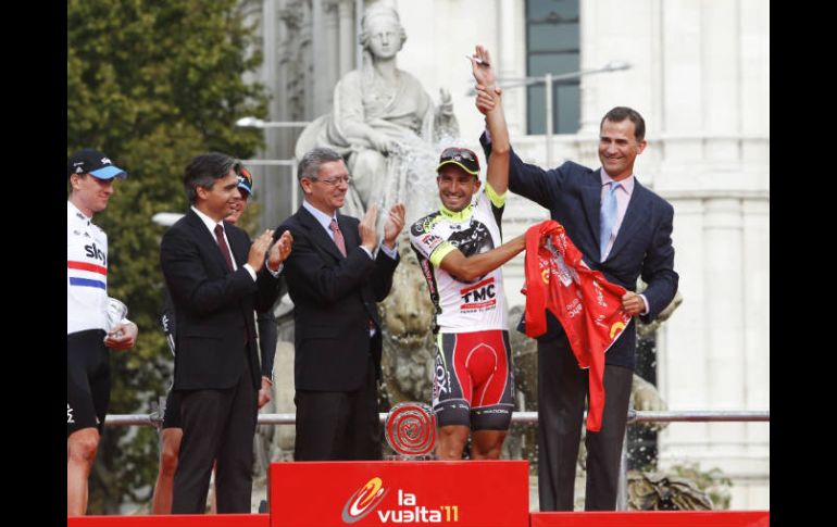 Juan José Cobo (Geox) regala su maillot rojo de campeón al príncipe de Asturias. EFE  /