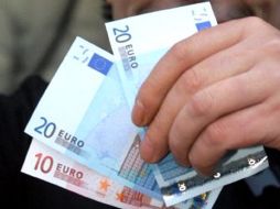El euro se ofrece este domingo hasta en 19.15 pesos a la venta y en un mínimo de 17.40 pesos a la compra. ARCHIVO  /