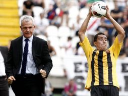 Javier Aguirre y Efraín Juárez durante un saque de banda. EFE  /