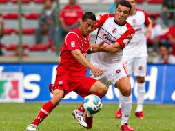 Carlos Esquivel de Toluca y Alejandro Molina de Tijuana luchan por el balón en el partido de la jornada 8. MEXSPORT  /