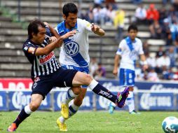 César Delgado de Monterrey y Luis García de Puebla durante el partido de la jornada ocho. MEXSPORT  /