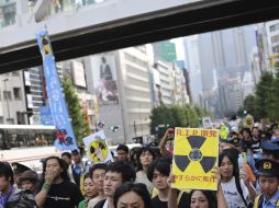 Manifestantes sostienen pancartas durante una manifestación antinuclear en Tokio. EFE  /