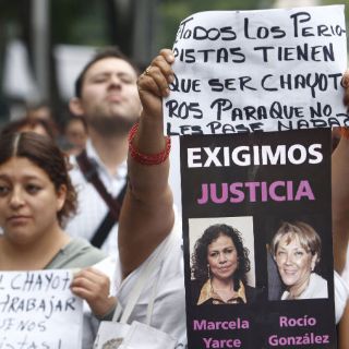 Marchan unas 250 personas en el centro de México por el asesinato de dos periodistas