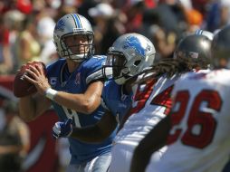 Matthew Stafford (I), de los Leones de Detroit, observa donde puede hacer un pase abierto durante su encuentro con los Bucaneros. AP  /