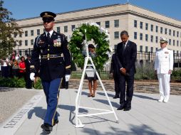 Obama depositó una corona de flores, antes de  observar, con la cabeza baja, unos minutos de silencio. AP  /