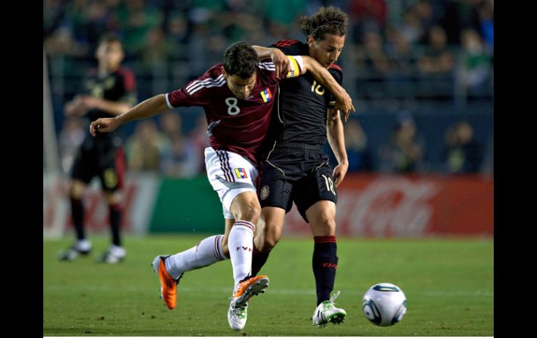 Una vez más, Guardado (D) hizo lo suyo al anotar el gol que cerraría el marcador 3-1. MEXSPORT  /