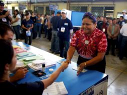 La candidata presidencial y Premio Nobel de la Paz 1992, Rigoberta Menchú, saluda a un jurado antes de emitir su voto. EFE  /