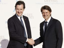 George Osborne da la mano a su homólogo francés François Baroin en el marco de la reunión de Ministros de finanzas. EFE  /