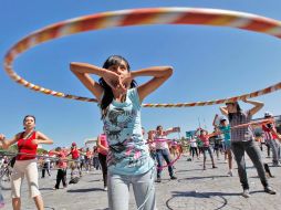Usuarios de la Vía RecreActiva celebraron ayer el séptimo aniversario de este proyecto con una mega clase de activación física.S. NÚÑEZ  /