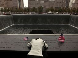 Los nombres de las casi tres mil víctimas del 11 de septiembre de 2001 fueron grabados en bronce. AP  /