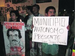 Víctimas del conflicto en San Juan Copala dan la bienvenida a la caravana del Movimiento por la Paz con Justicia y Dignidad. A. GUILLÉN  /