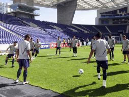 Los jugadores del Oporto durante un entrenamiento en el estadio Dragao. EFE  /