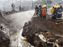 Desde el momento de la explosión e incendio, las autoridades luchan por contener el fuego y encontrar a las víctimas. EFE  /