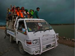Las lluvias han golpeado distintos puntos de Pakistán ocasionando que la gente salga de sus viviendas para buscar refugio. ARCHIVO  /