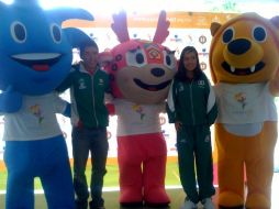 Los atletas patrocinados por la empresa posaron junto a las mascotas panamericanas. A VELÁZQUEZ  /