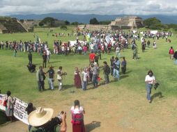 Integrantes de la Caravana de Paz realizaron un ritual en la zona arqueológica de Monte Albán. A GUILLÉN  /