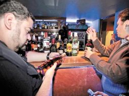 Autoridades del ramo señalan que son adulteradas cuatro de cada 10 botellas consumidas en México. ARCHIVO  /