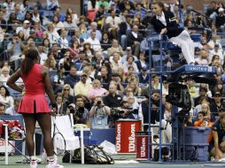 Williams discute con Eva Asderaki antes de perder la oportunidad de triunfar en el US Open. AP  /