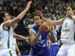 Gerald Lee (c) de Finlandia ltrata de encestar ante Erazem Lorbek (d) y Mirza Begic (i) de Eslovenia. EFE  /